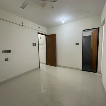 Room in 2 BHK Apartment at Malad East – for Rent