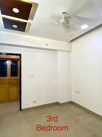 Room in 2 BHK Apartment at Supertech Cape Town, Sector 74 – for Rent