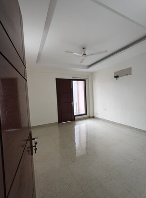 Room in 3.5 BHK Apartment at Unitech Uniworld Gardens, Sector 47 – for Rent