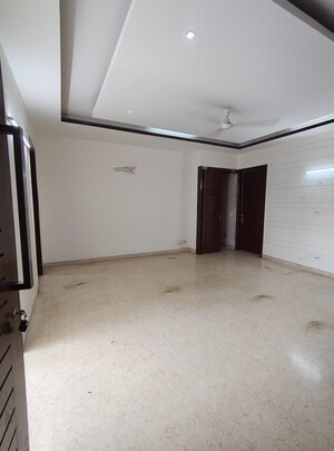 Room in 3.5 BHK Apartment at Unitech Uniworld Gardens, Sector 47 – for Rent