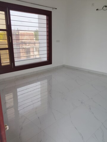 Room in 3 BHK Independent House at Sushant Golf City – for Rent