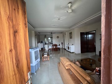 Living Room in 4 BHK Builder Floor at Sector 37 – for Rent