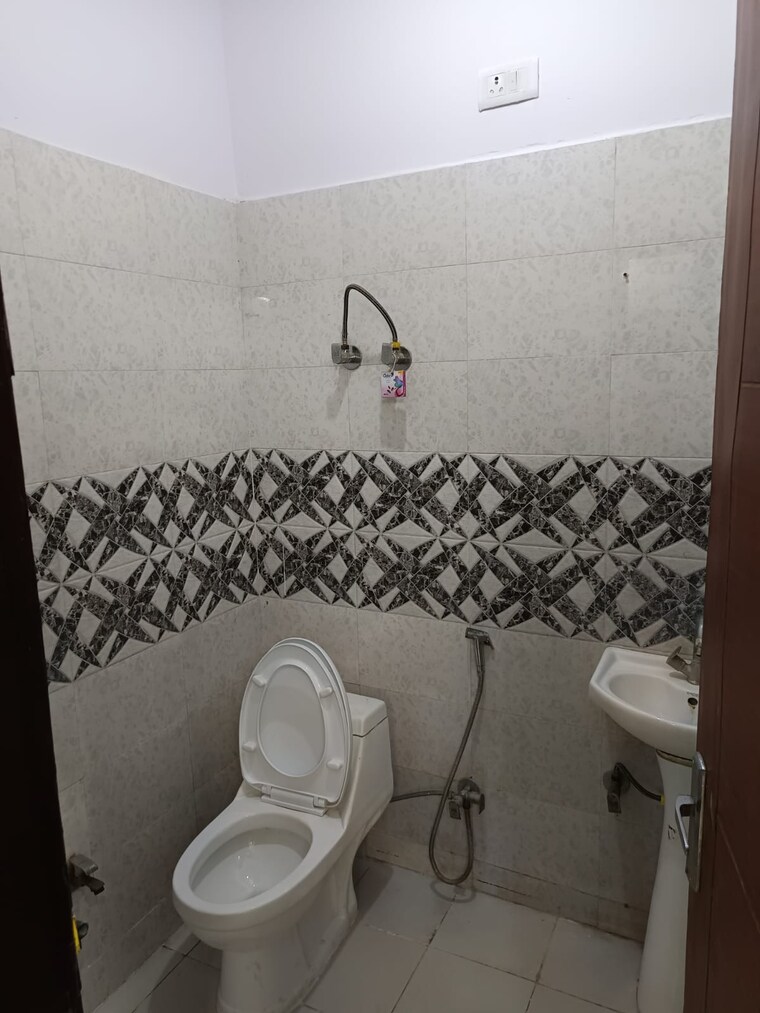 Bathroom, windsor-paradise-2 3 Bedroom 834 Sq.Ft. Apartment In Raj Nagar Extension Ghaziabad 9272216