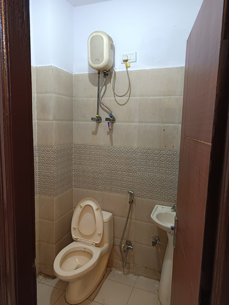 Bathroom, windsor-paradise-2 3 Bedroom 834 Sq.Ft. Apartment In Raj Nagar Extension Ghaziabad 9272216
