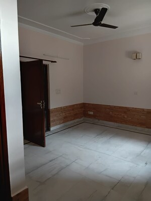 Room in 5 BHK Independent House at RWA Apartments Sector 41, Sector 41 – for Sale