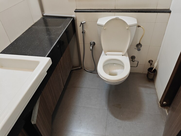 Bathroom, hiranandani-meadows 2 Bedroom 1300 Sq.Ft. Apartment In Manpada Thane 9272597