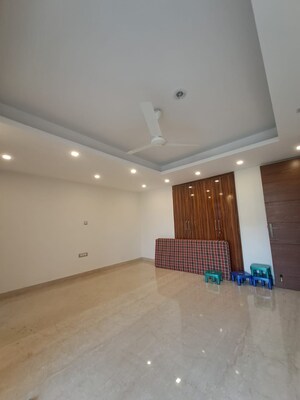 Furnished Amenities in 3 BHK Builder Floor at Unitech South City 1, South City 1 – for Rent