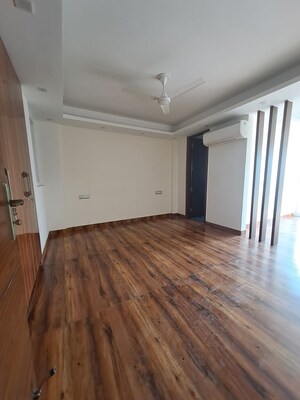 Room in 3 BHK Builder Floor at Unitech South City 1, South City 1 – for Rent