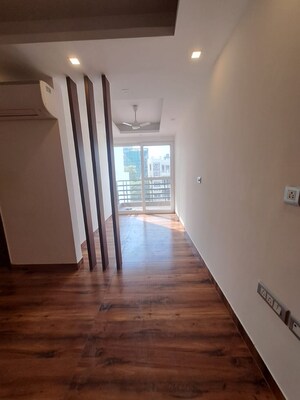 Building Lobby in 3 BHK Builder Floor at Unitech South City 1, South City 1 – for Rent