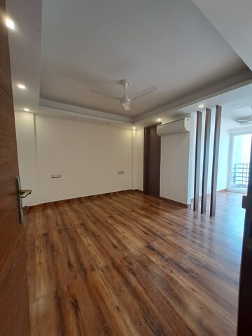 Room in 3 BHK Builder Floor at Unitech South City 1, South City 1 – for Rent