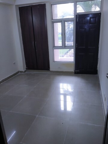 Room in 2 BHK Apartment at Supertech Cape Town, Sector 74 – for Rent