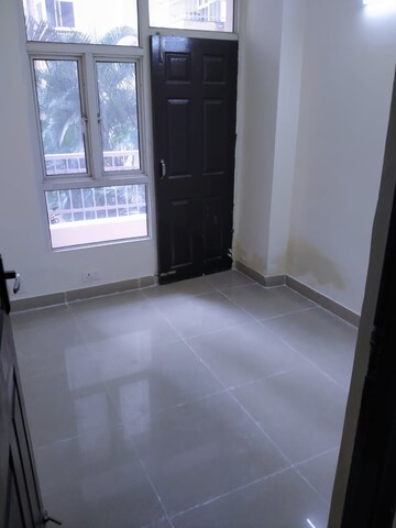 Room in 2 BHK Apartment at Supertech Cape Town, Sector 74 – for Rent