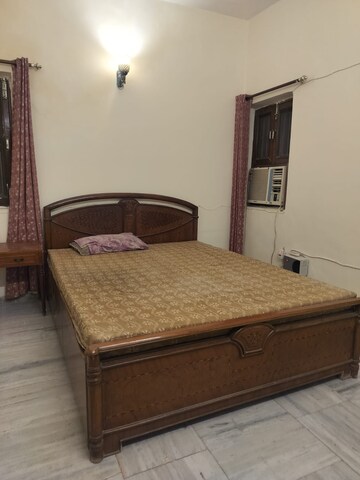 Bedroom in Studio Apartment at Arun Vihar, Sector 29 – for Rent