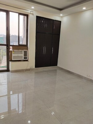 Room in 3 BHK Apartment at Unitech Uniworld Gardens 2, Sector 47 – for Rent