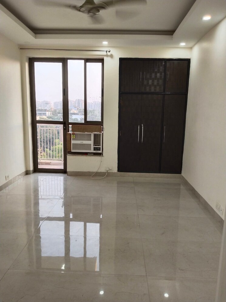 Room, unitech-uniworld-gardens-2 3 Bedroom 1355 Sq.Ft. Apartment In Sector 47 Gurgaon 9272837