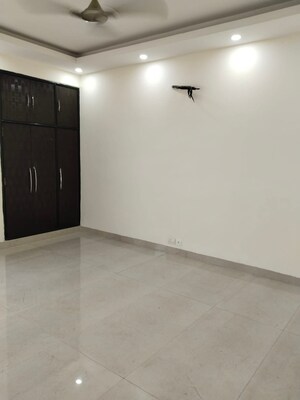 Room in 3 BHK Apartment at Unitech Uniworld Gardens 2, Sector 47 – for Rent
