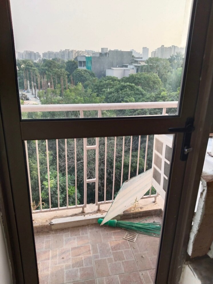 Balcony, unitech-uniworld-gardens-2 3 Bedroom 1355 Sq.Ft. Apartment In Sector 47 Gurgaon 9272837