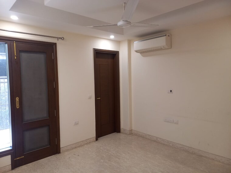 Room, greater kailash part 3 3 Bedroom 217 Sq.Yd. Builder Floor In Greater Kailash Part 3 Delhi 9272910