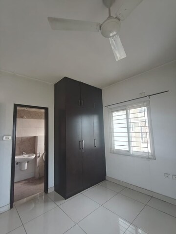 Room in 3 BHK Apartment at Rainbow Vistas, Hi Tech City – for Rent