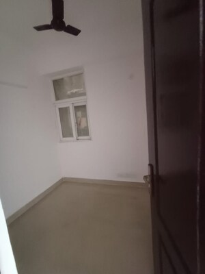 Room in 3 BHK Apartment at Amrapali Platinum, Sector 119 – for Rent