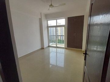 Room in 3 BHK Apartment at Amrapali Platinum, Sector 119 – for Rent