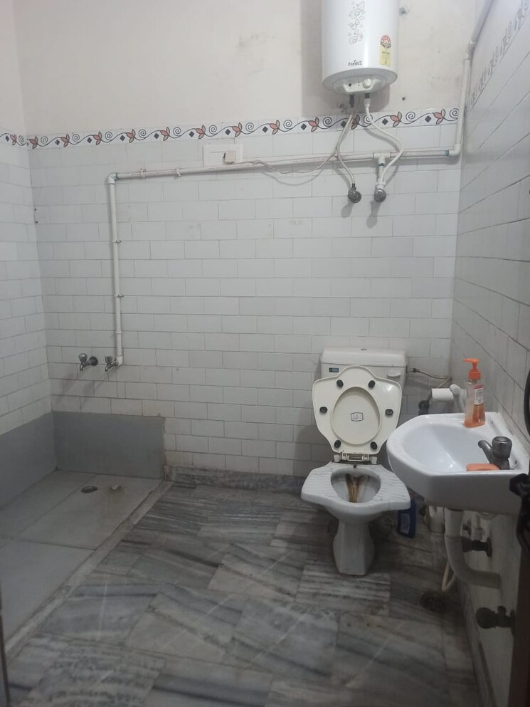 Bathroom, sector 21b 2 Bedroom 850 Sq.Ft. Independent House In Sector 21b Faridabad 9273020
