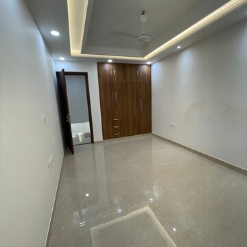 Room in 4 BHK Apartment at Kalkaji – for Sale