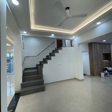 Room in 4 BHK Apartment at Kalkaji – for Sale