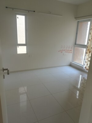 Room in 3 BHK Apartment at Godrej Green Vistas, Mahalunge – for Rent