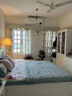 Bedroom in 2 BHK Apartment at Movie Tower, Andheri West – for Rent