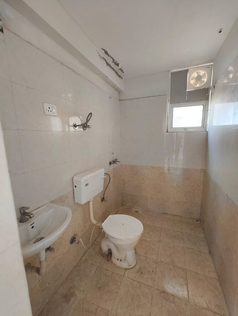 Bathroom, shree-vardhman-green-court 2 Bedroom 626 Sq.Ft. Apartment In Sector 90 Gurgaon 9273238