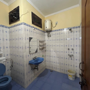 Bathroom in 2.5 BHK Villa at Sector 21 – for Rent
