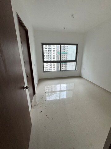 Room in 4 BHK Apartment at Kalpataru Immensa, Kolshet Road – for Sale