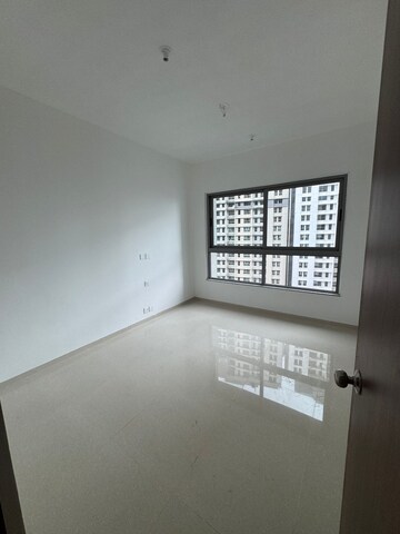 Room in 4 BHK Apartment at Kalpataru Immensa, Kolshet Road – for Sale
