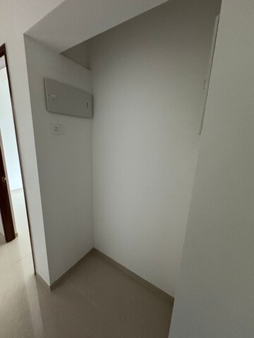 Room in 4 BHK Apartment at Kalpataru Immensa, Kolshet Road – for Sale