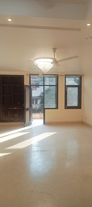 Room in 4 BHK Builder Floor at South Extension ii – for Rent