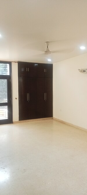 Room in 4 BHK Builder Floor at South Extension ii – for Rent