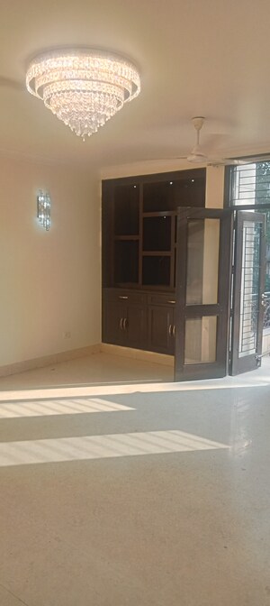 Room in 4 BHK Builder Floor at South Extension ii – for Rent