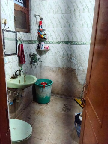 Furnished Amenities in 3 BHK Builder Floor at Indraprastha Colony – for Sale
