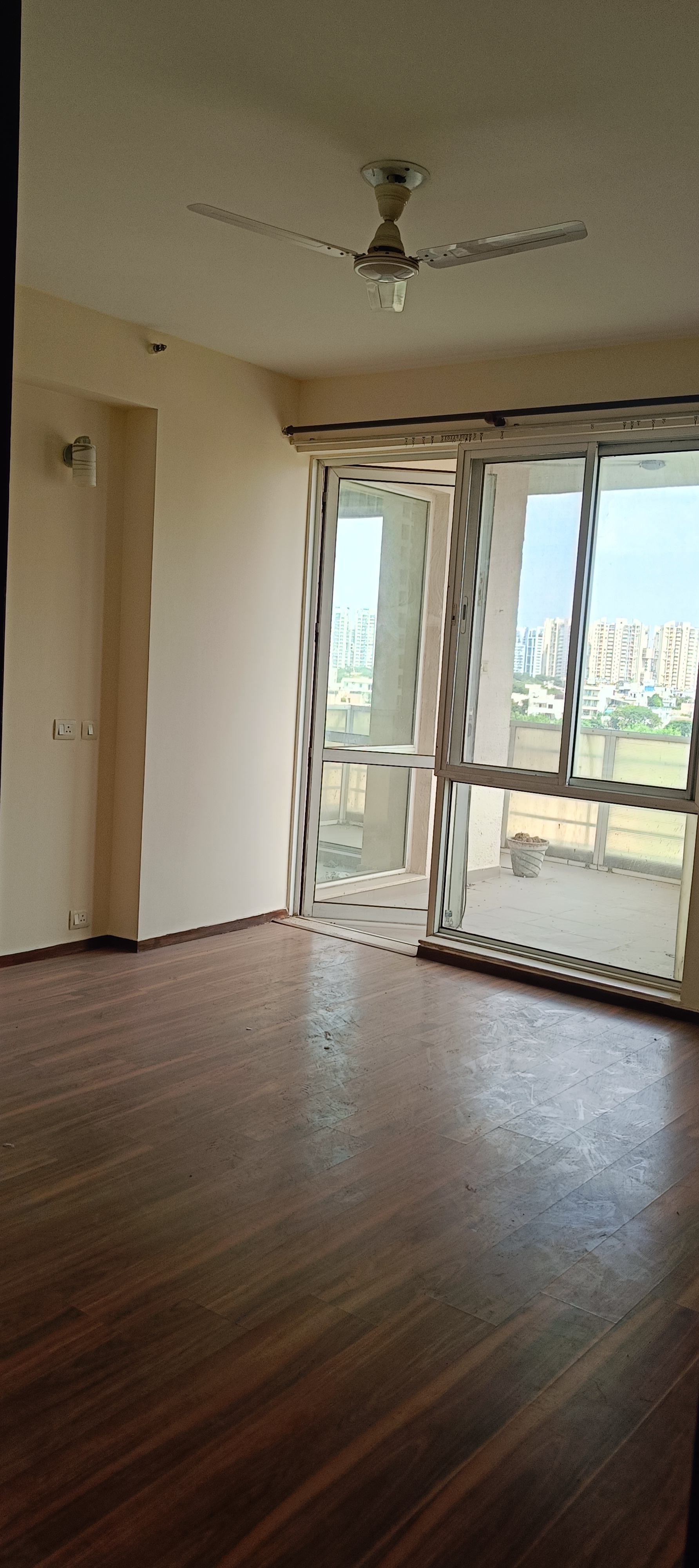 3.5 BHK + Servant Room Apartment For Rent in Unitech Harmony