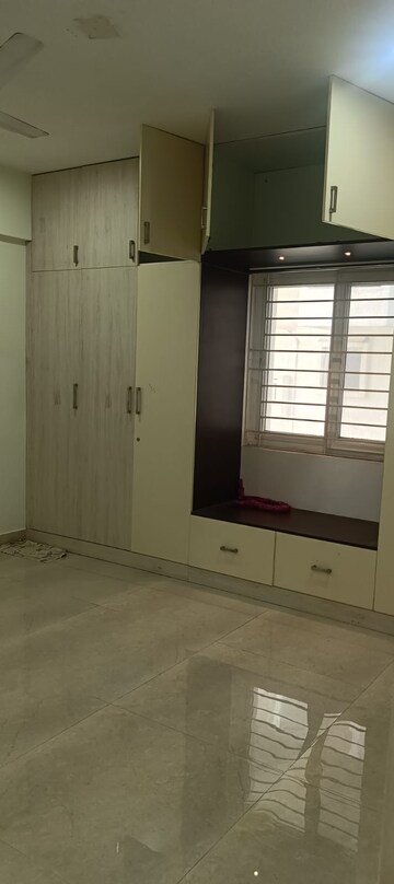 Room in 3 BHK Apartment at Kondapur – for Rent