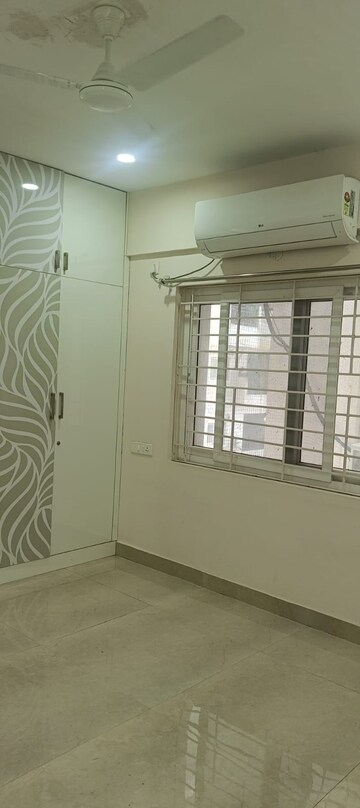 Room in 3 BHK Apartment at Kondapur – for Rent