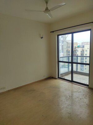 Room in 3.5 BHK Apartment at Unitech Harmony, Sector 50 – for Rent