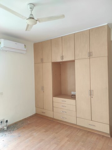 Room in 3.5 BHK Apartment at Unitech Harmony, Sector 50 – for Rent
