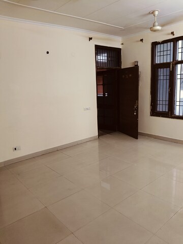 Room in 4 BHK Apartment at Pir Machalla – for Rent