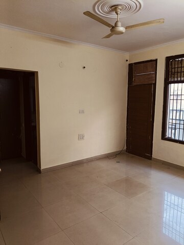 Room in 4 BHK Apartment at Pir Machalla – for Rent