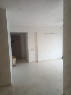 Room in 2 BHK Apartment at JP Decks, Goregaon East – for Rent