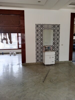 Room in 2.5 BHK Builder Floor at Sector 18 – for Rent