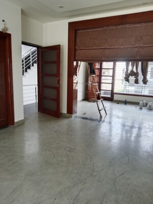Room in 2.5 BHK Builder Floor at Sector 18 – for Rent