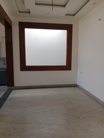 Room in 2.5 BHK Builder Floor at Sector 18 – for Rent